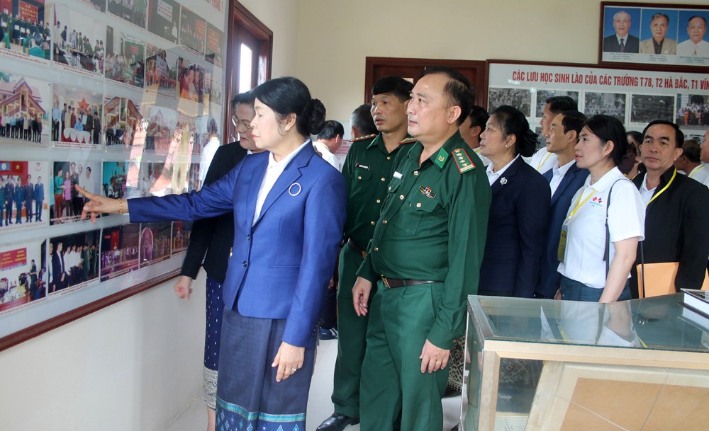 Các cựu học sinh Lào thăm Nhà truyền thống Việt -Lào tại Trường Trung cấp Biên phòng 1 (Tân Yên). Ảnh: Thu Phong.