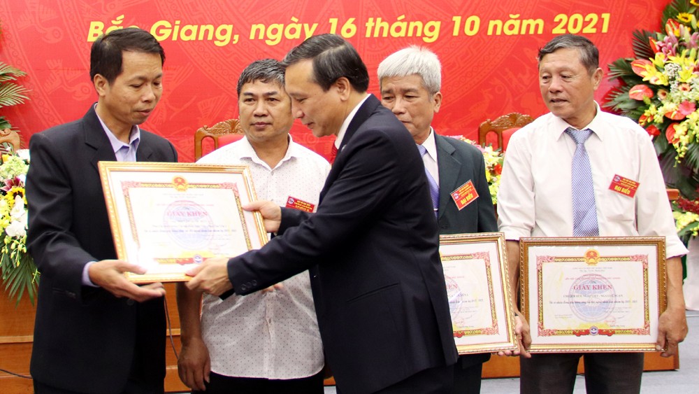 Đồng chí Nguyễn Đức Trọng trao Giấy khen cho các điển hình xuất sắc trong công tác đối ngoại nhân dân.