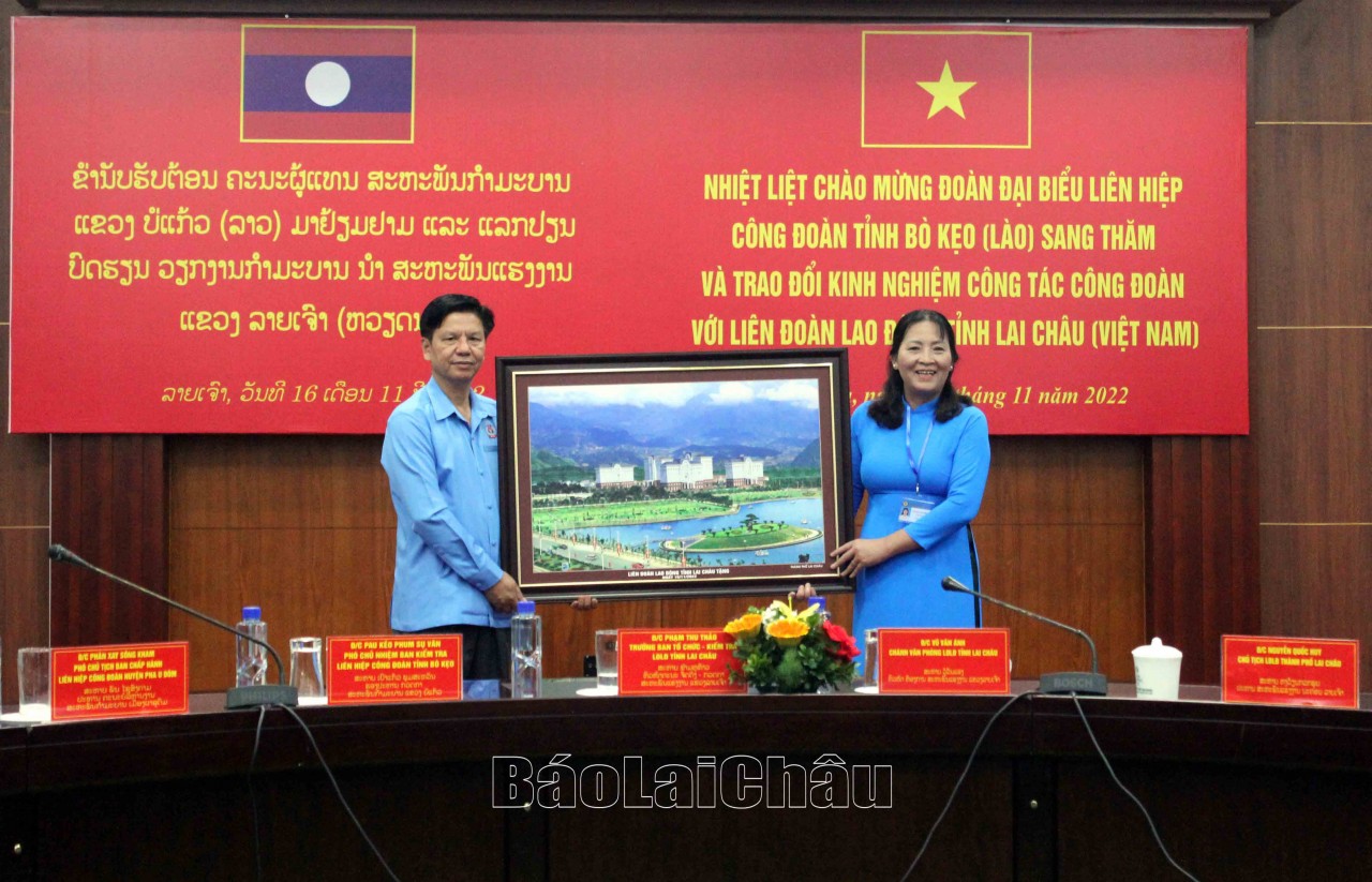 Lãnh đạo LĐLĐ tỉnh Lai Châu tặng bức tranh phong cảnh thành phố Lai Châu cho đồng chí Sụ Thịt Mịt Săm Phăn - Chủ tịch Liên hiệp Công đoàn tỉnh Bò Kẹo (Ảnh: Báo Lai Châu).