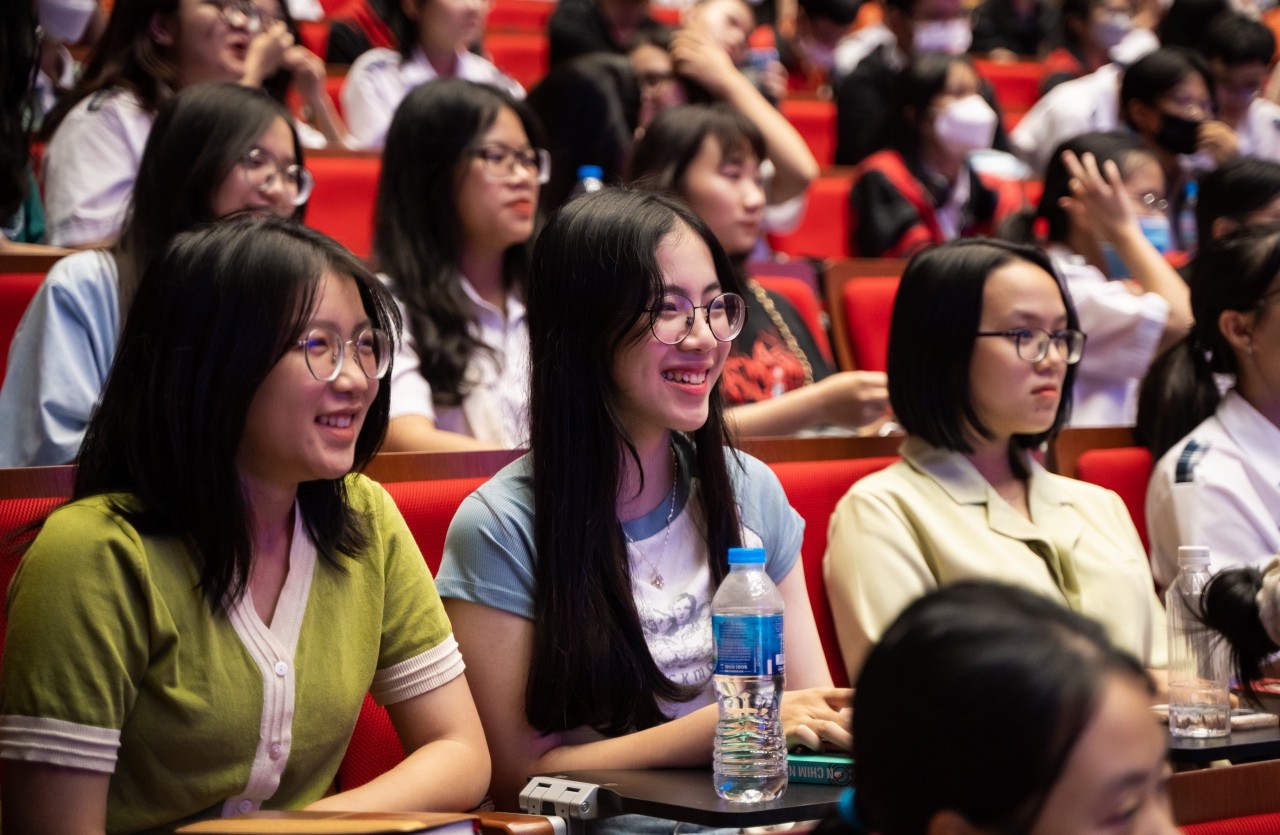 Các em học sinh, sinh viên hào hứng lắng nghe chia sẻ của GS Barbara.