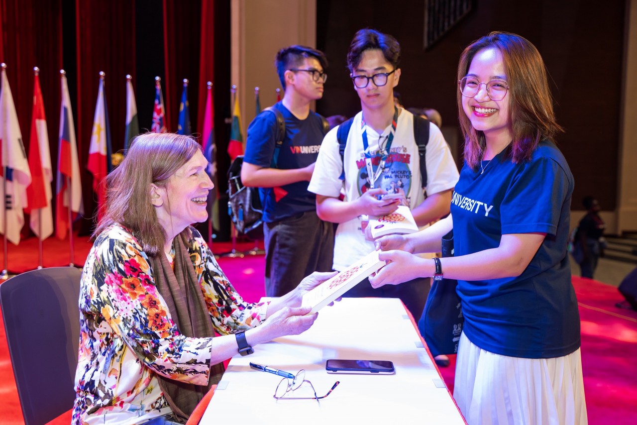 GS Barbara ký tặng sách cho các bạn học sinh, sinh viên trực tiếp tham dự buổi chia sẻ tại Đại học VinUni.