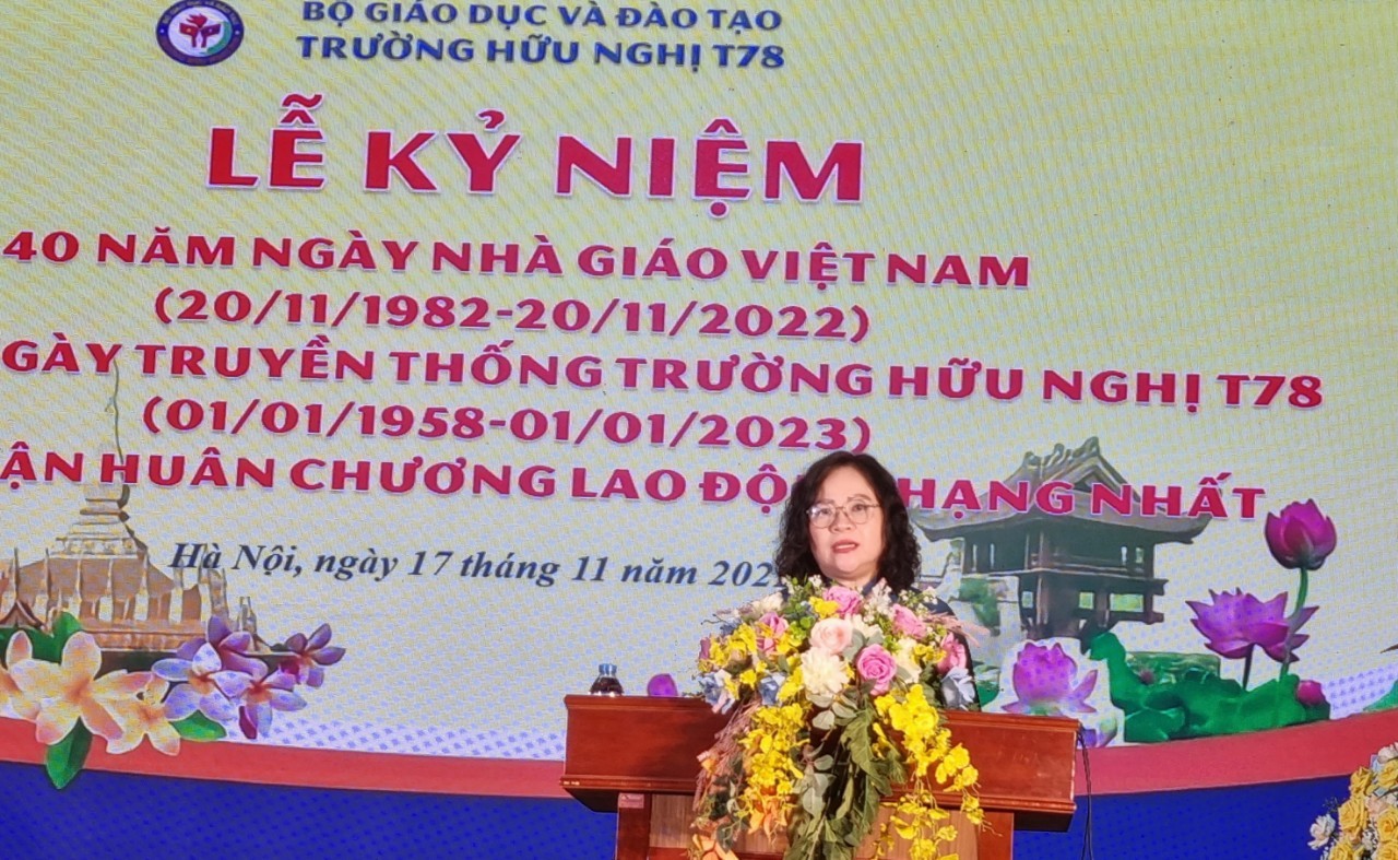 Thứ trường Ngô Thị Minh phát biểu chúc mừng nhà trường.