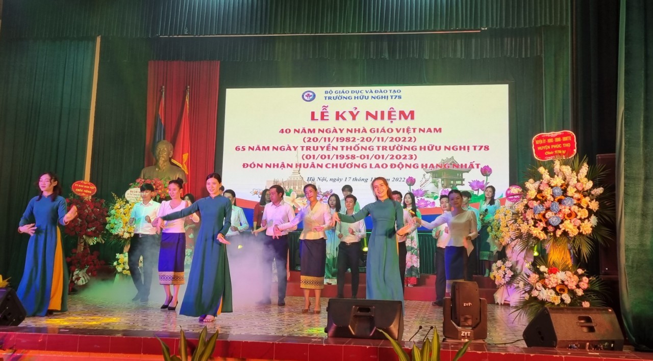 Các tiết mục biểu diễn văn nghệ chào mừng Kỷ niệm 65 năm ngày thành lập trường (Ảnh: Hải Doan).)