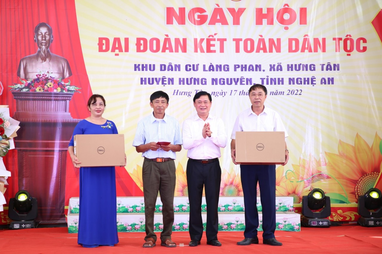 Trao 20 ngôi nhà đại đoàn kết cho các hộ nghèo trên địa bàn huyện Hưng Nguyên (Nghệ An)