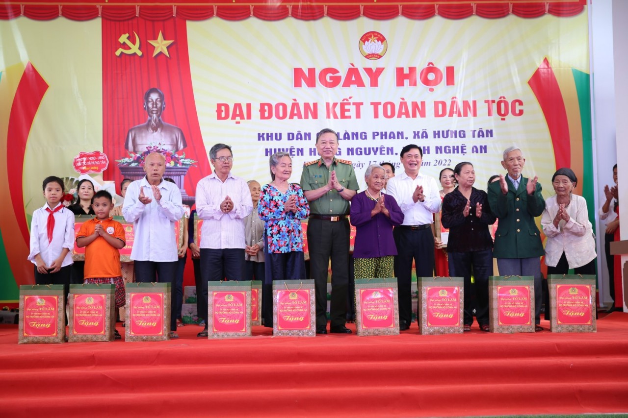 Trao 20 ngôi nhà đại đoàn kết cho các hộ nghèo trên địa bàn huyện Hưng Nguyên (Nghệ An)