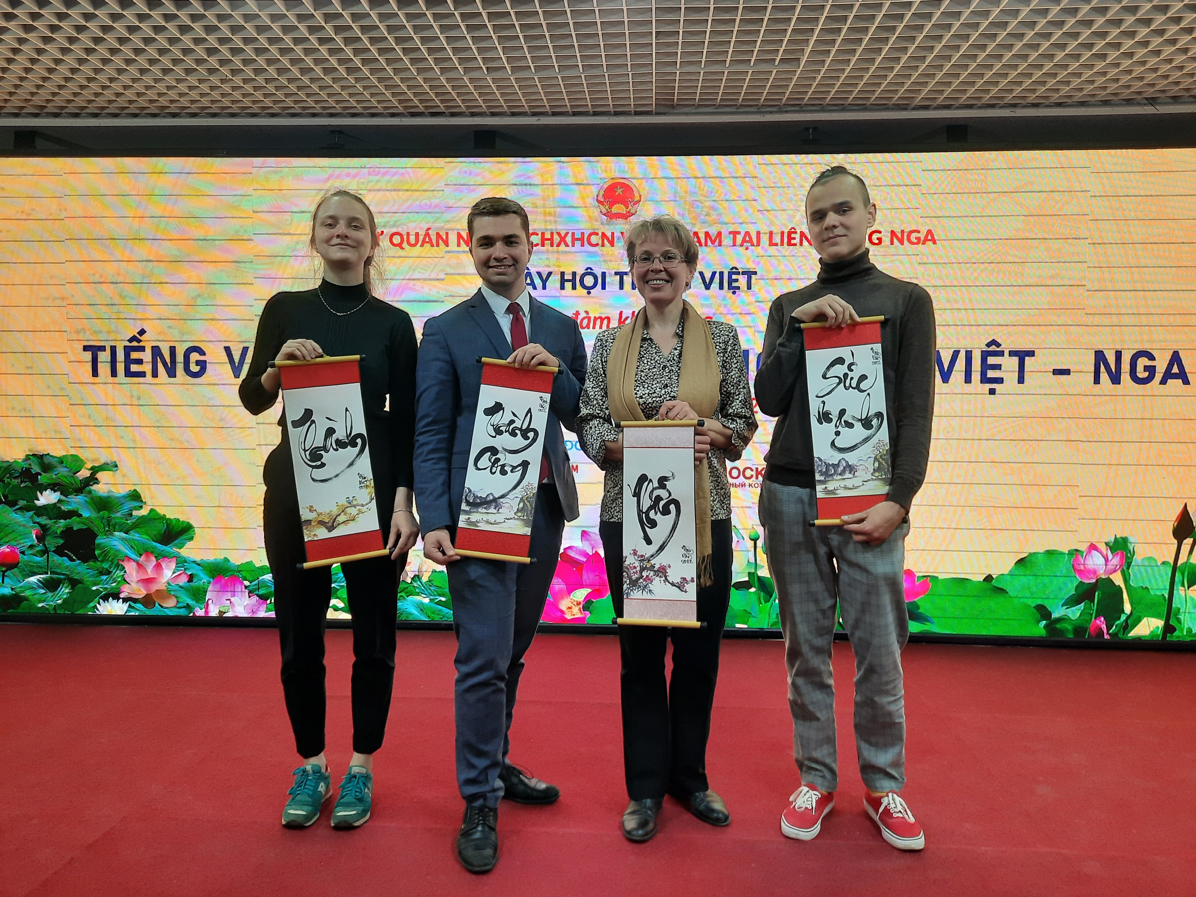 Cô giáo Nga Svetlana Glazunova yêu Việt Nam từ những món quà của bố