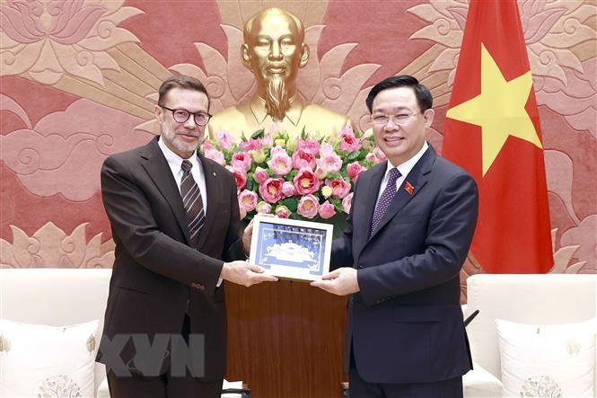 Chủ tịch Quốc hội Vương Đình Huệ tiếp Đại sứ Australia Goledzinowski | Chính trị | Vietnam+ (VietnamPlus)