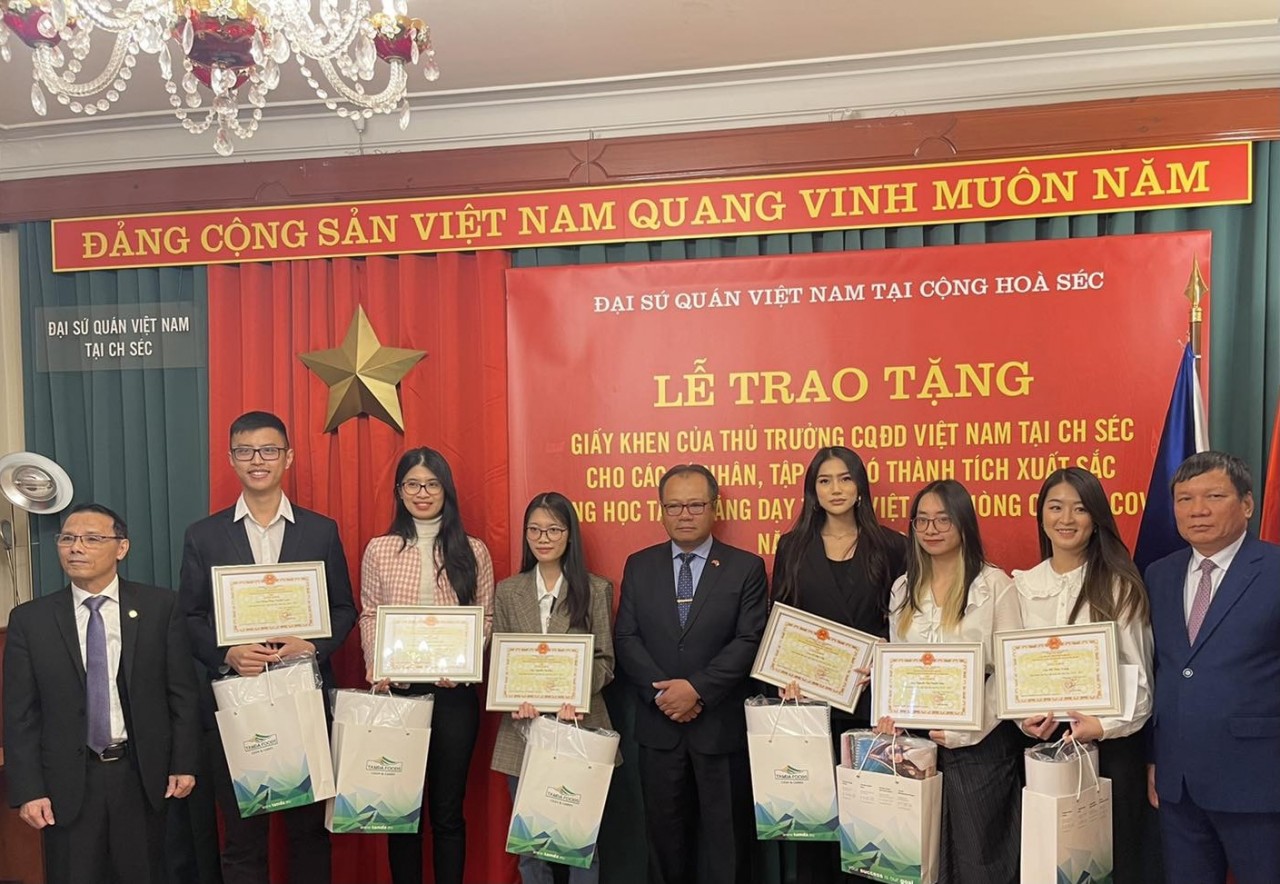 Trao giấy khen cho cá nhân, tập thể có thành tích xuất sắc trong học tập, giảng dạy tiếng Việt tại Séc