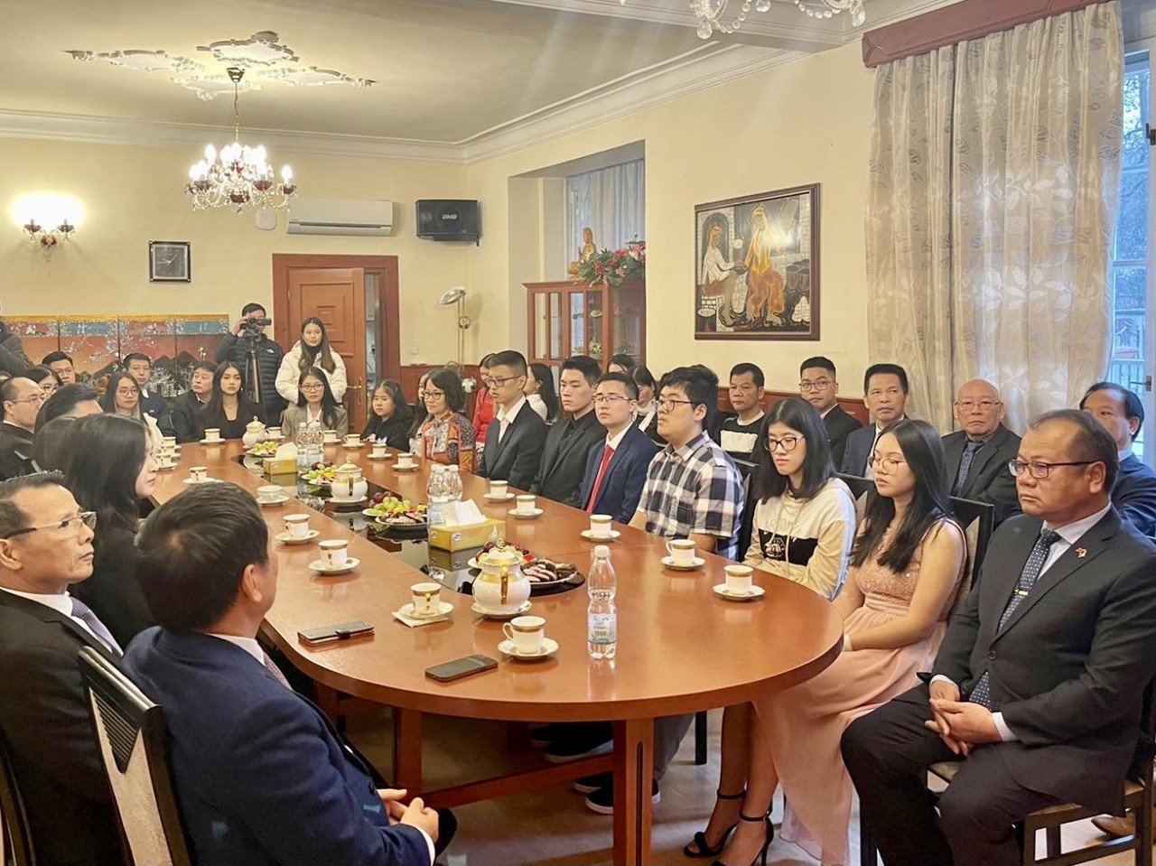 Trao giấy khen cho cá nhân, tập thể có thành tích xuất sắc trong học tập, giảng dạy tiếng Việt tại Séc