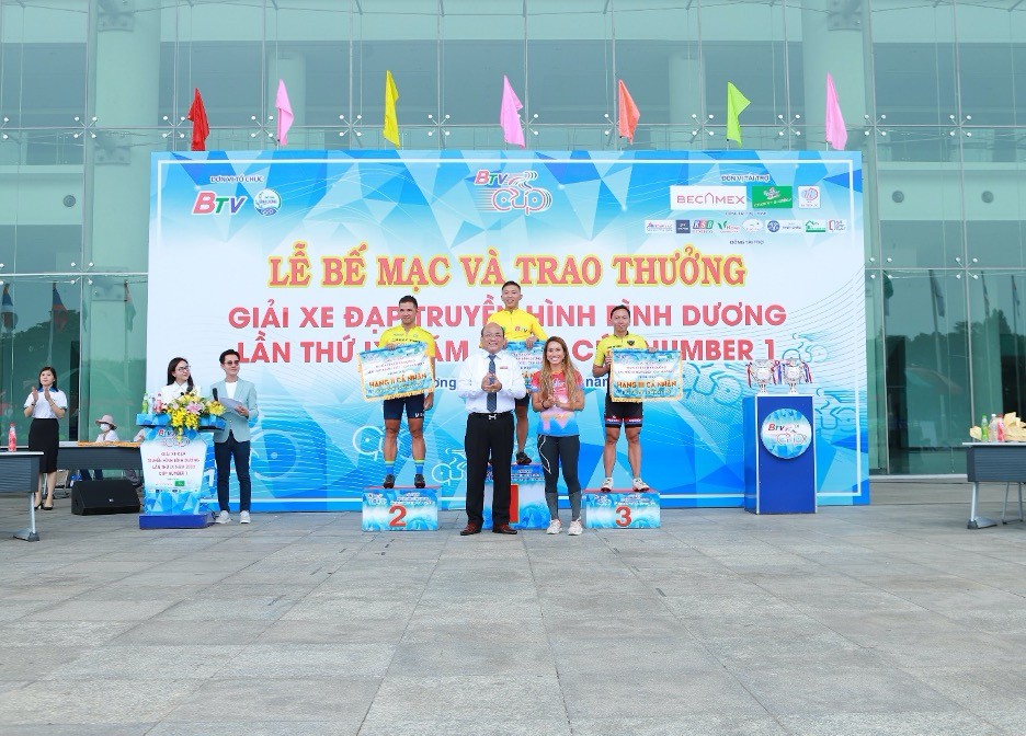 Đại diện Nhãn hàng Number 1 cùng ban tổ chức trao giải cho những tay đua giành chiến thắng.