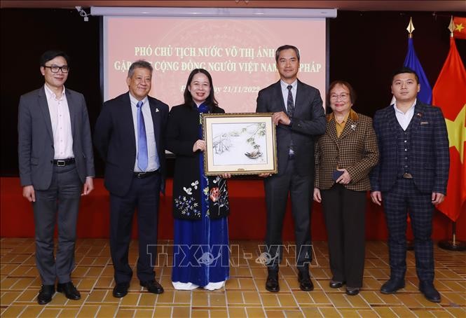 Phó Chủ tịch nước Võ Thị Ánh Xuân gặp gỡ cộng đồng người Việt tại Pháp