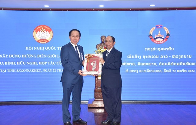 Xây dựng đường biên giới Việt Nam - Lào thắm tình hữu nghị, anh em