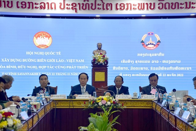 Xây dựng đường biên giới Việt Nam - Lào thắm tình hữu nghị, anh em