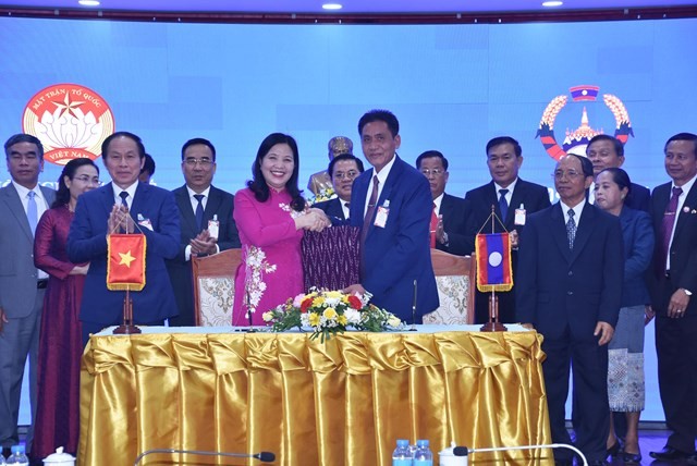 Xây dựng đường biên giới Việt Nam - Lào thắm tình hữu nghị, anh em
