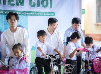 "Nụ cười biên giới" đến với con em Việt kiều Campuchia ở Bình Phước