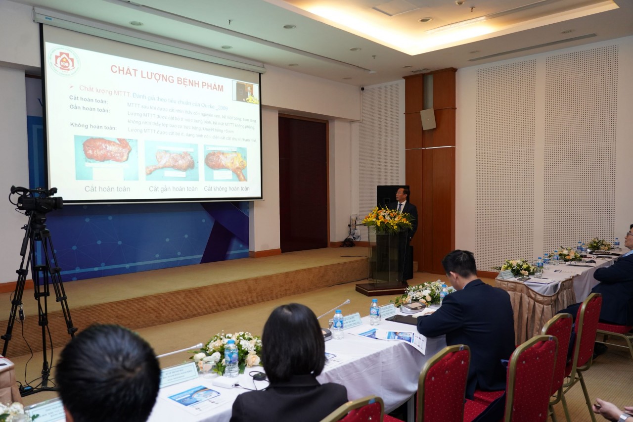 PGS. TS. Nguyễn Anh Tuấn - Phó viện trưởng Viện tiêu hóa, Trưởng khoa Phẫu thuật tiêu hóa, Bệnh viện Trung Ương Quân đội 108 trình bày về PTNS qua đường hậu môn (TaTME), một trong những thành tựu mới nhất trong điều trị UTĐTT tại Việt Nam.