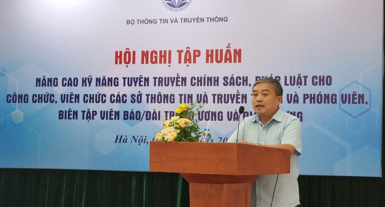 Ông Phạm Trí Trung, Phó Vụ trưởng Vụ Chính sách, Ủy ban Dân tộc trình bày báo cáo chuyên đề