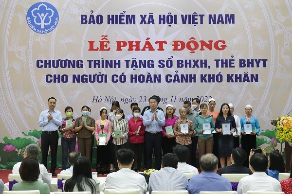 Hàng chục nghìn hoàn cảnh khó khăn được tặng sổ BHXH, thẻ BHYT qua Lễ Phát động của BHXH Việt Nam
