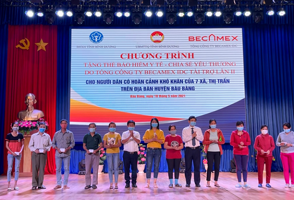 Hàng chục nghìn hoàn cảnh khó khăn được tặng sổ BHXH, thẻ BHYT qua Lễ Phát động của BHXH Việt Nam