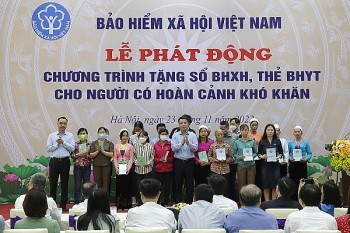 Hàng chục nghìn hoàn cảnh khó khăn được tặng sổ BHXH, thẻ BHYT qua Lễ Phát động của BHXH Việt Nam
