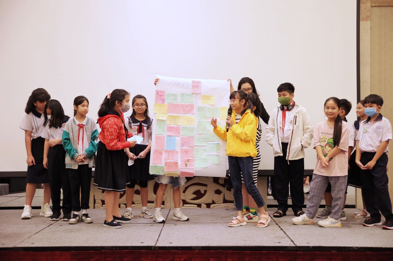 Các em học sinh tiểu học tham dự Hội thảo chia sẻ về Kế hoạch hành động năm 2023 tại trường học.