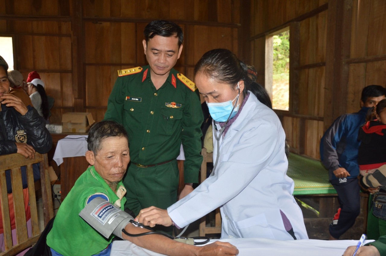 Quảng Nam tặng quà và khám bệnh, cấp thuốc miễn phí cho người dân huyện Đắk Chưng (tỉnh Sê Kông, Lào)