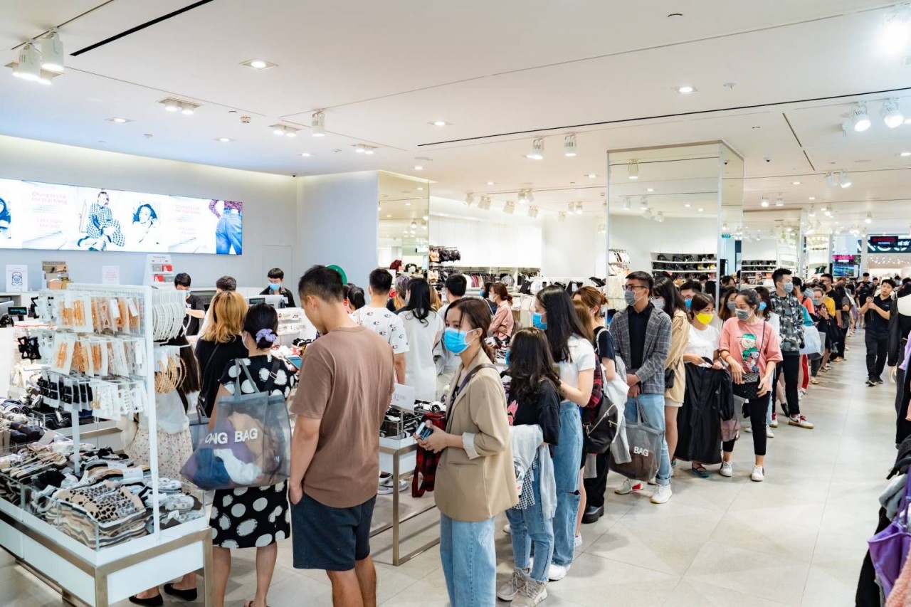 Hàng nghìn lượt khách xếp hàng tham gia vào đường đua Đường Đua Meowrathon Mega Sale dịp Vincom Black Friday 2022.