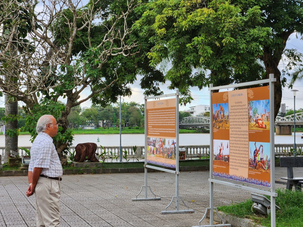 Du khách tham quan tại triển lãm.