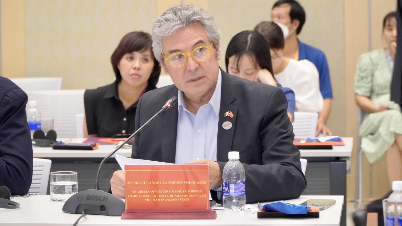 Ông Miguel Angel Landeros Volquarts - Chủ tịch Hội đồng Ngoại thương miền Tây Mexico (COMCE) phát biểu tại buổi làm việc (Ảnh: binhduong.gov.vn).