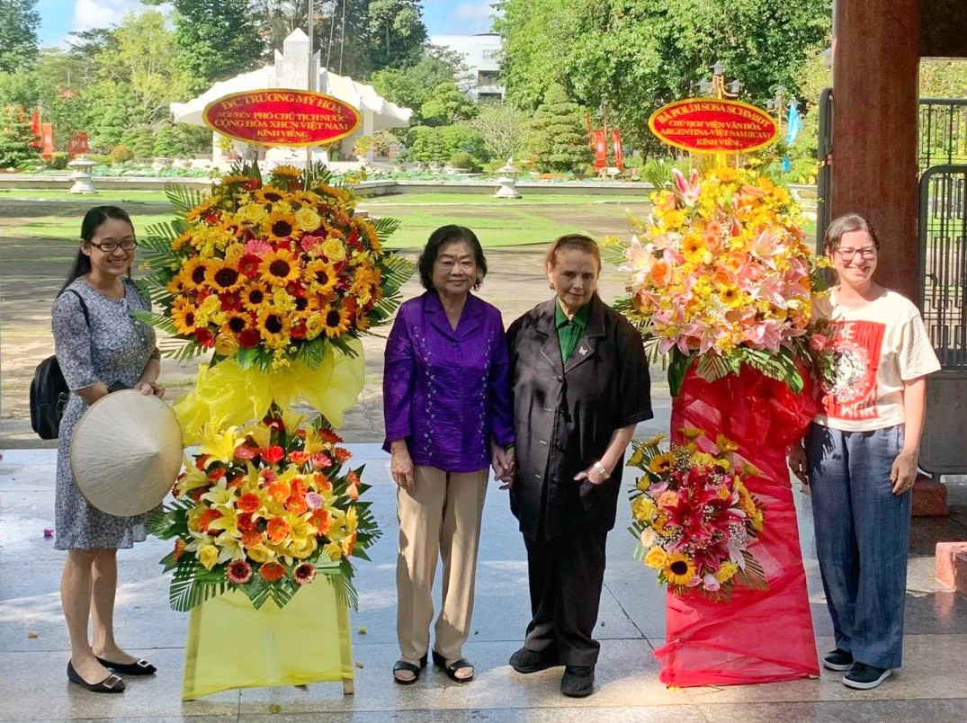 Đoàn đến viếng, tham quan tại Khu di tích Nguyễn Sinh Sắc.