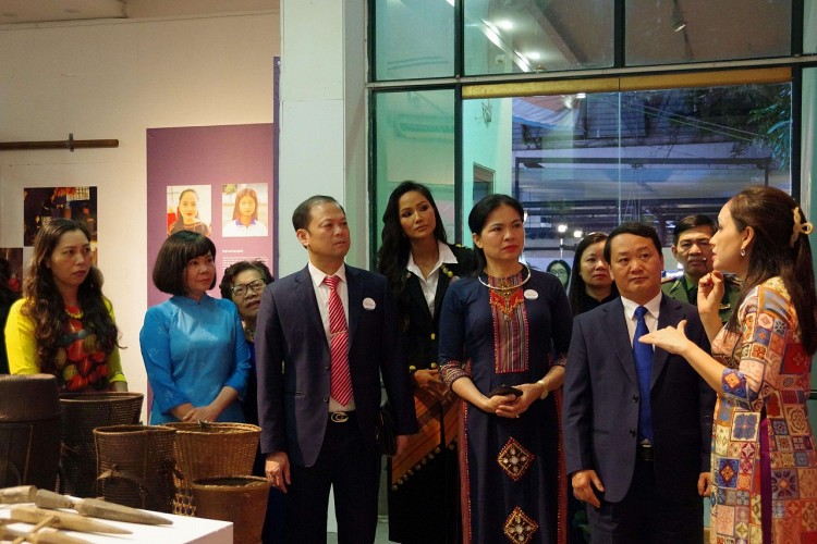H’Hen Niê xúc động khi tham gia Tọa đàm “Tiếng nói của phụ nữ”