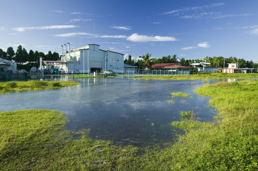 Nước mặn đầu độc lớp đất nông nghiệp làm cho việc trồng trọt trở nên rất khó khăn. Điều này khiến người dân Tuvalu ngày càng phụ thuộc vào hàng nhập khẩu vốn rất đắt đỏ.