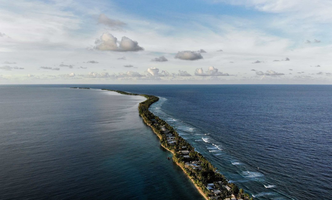 Tuvalu được cho là đang xem xét việc xây dựng một hòn đảo nhân tạo bằng cách nạo vét và khai hoang đất ở phía nam Fongafale, nâng đất ở đây lên 10m so với mực nước biển để xây dựng nhà ở mật độ cao. Kế hoạch táo bạo này dự kiến tiêu tốn 300 triệu đô la Mỹ, và là nỗ lực của chính phủ Tuvalu nhằm thích ứng với các kiểu thời tiết thay đổi để có thể có thể tiếp tục tồn tại. Tuvalu được cho là đang xem xét việc xây dựng một hòn đảo nhân tạo bằng cách nạo vét và khai hoang đất ở phía nam Fongafale, nâng đất ở đây lên 10m so với mực nước biển để xây dựng nhà ở mật độ cao. Kế hoạch táo bạo này dự kiến tiêu tốn 300 triệu đô la Mỹ, và là nỗ lực của chính phủ Tuvalu nhằm thích ứng với các kiểu thời tiết thay đổi để có thể có thể tiếp tục tồn tại.
