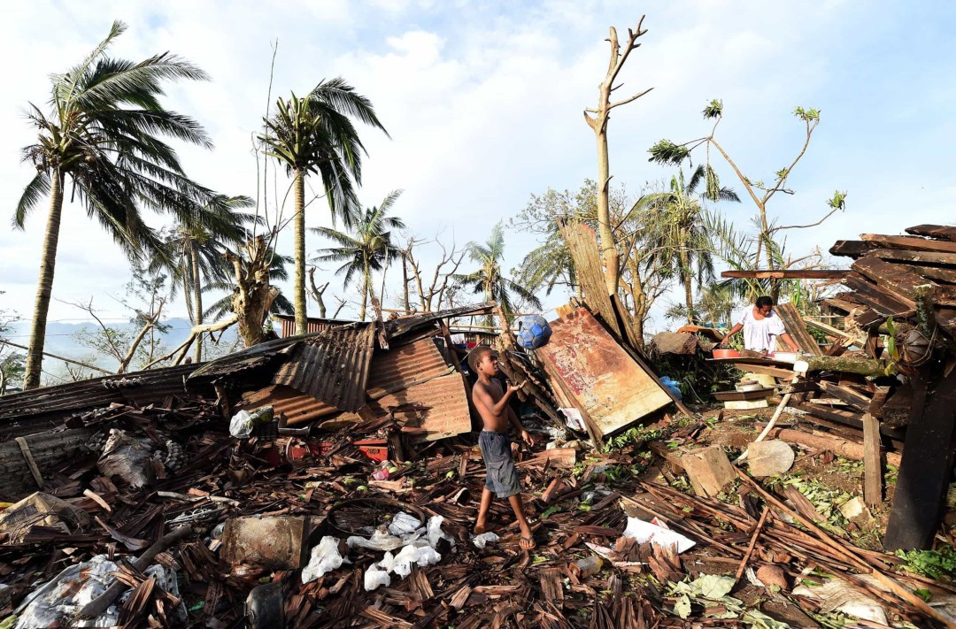 Nhiều nhà khoa học dự đoán rằng, Tuvalu có thể trở thành nơi không thể ở được trong vòng 50 đến 100 năm nữa hoặc ít hơn nếu mực nước biển tiếp tục tăng với tốc độ như hiện nay. Một số người thậm chí còn nhìn thấy viễn cảnh Tuvalu sẽ trở thành quốc gia đầu tiên biến mất do biến đổi khí hậu. Nhiều nhà khoa học dự đoán rằng, Tuvalu có thể trở thành nơi không thể ở được trong vòng 50 đến 100 năm nữa hoặc ít hơn nếu mực nước biển tiếp tục tăng với tốc độ như hiện nay. Một số người thậm chí còn nhìn thấy viễn cảnh Tuvalu sẽ trở thành quốc gia đầu tiên biến mất do biến đổi khí hậu.