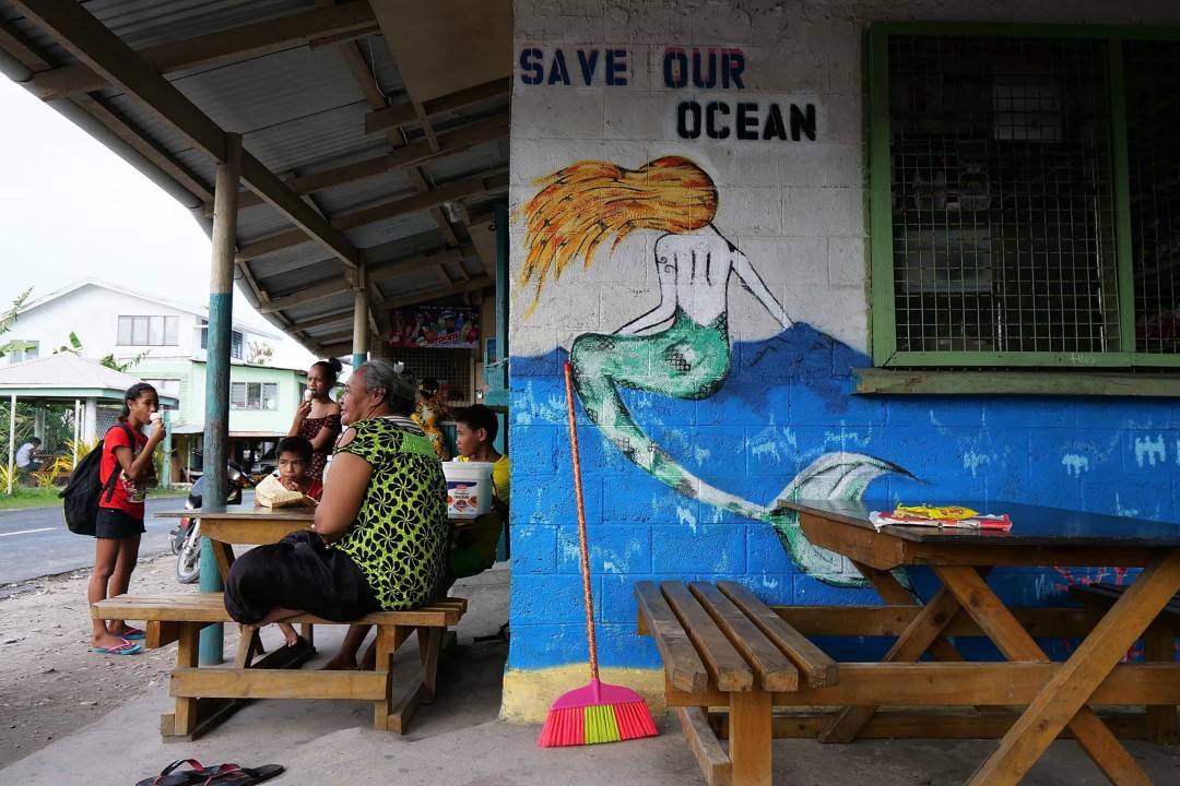 Fiji được cho là đã đề nghị cấp đất cho chính phủ Tuvalu để di dời dân cư của họ về phía nam khoảng 1.200 km, tuy nhiên Tuvalu từ chối sự giúp đỡ này. Cựu thủ tướng Úc Kevin Rudd cũng từng đề nghị cấp quốc tịch Úc cho người dân Tulavu để đổi lấy quyền hàng hải và nghề cá của đảo quốc này nhưng vẫn chỉ nhận được cái lắc đầu từ chối, kể cả khi ngày càng có nhiều người trẻ tìm đường định cư tại Úc và New Zealand. Fiji được cho là đã đề nghị cấp đất cho chính phủ Tuvalu để di dời dân cư của họ về phía nam khoảng 1.200 km, tuy nhiên Tuvalu từ chối sự giúp đỡ này. Cựu thủ tướng Úc Kevin Rudd cũng từng đề nghị cấp quốc tịch Úc cho người dân Tulavu để đổi lấy quyền hàng hải và nghề cá của đảo quốc này nhưng vẫn chỉ nhận được cái lắc đầu từ chối, kể cả khi ngày càng có nhiều người trẻ tìm đường định cư tại Úc và New Zealand.