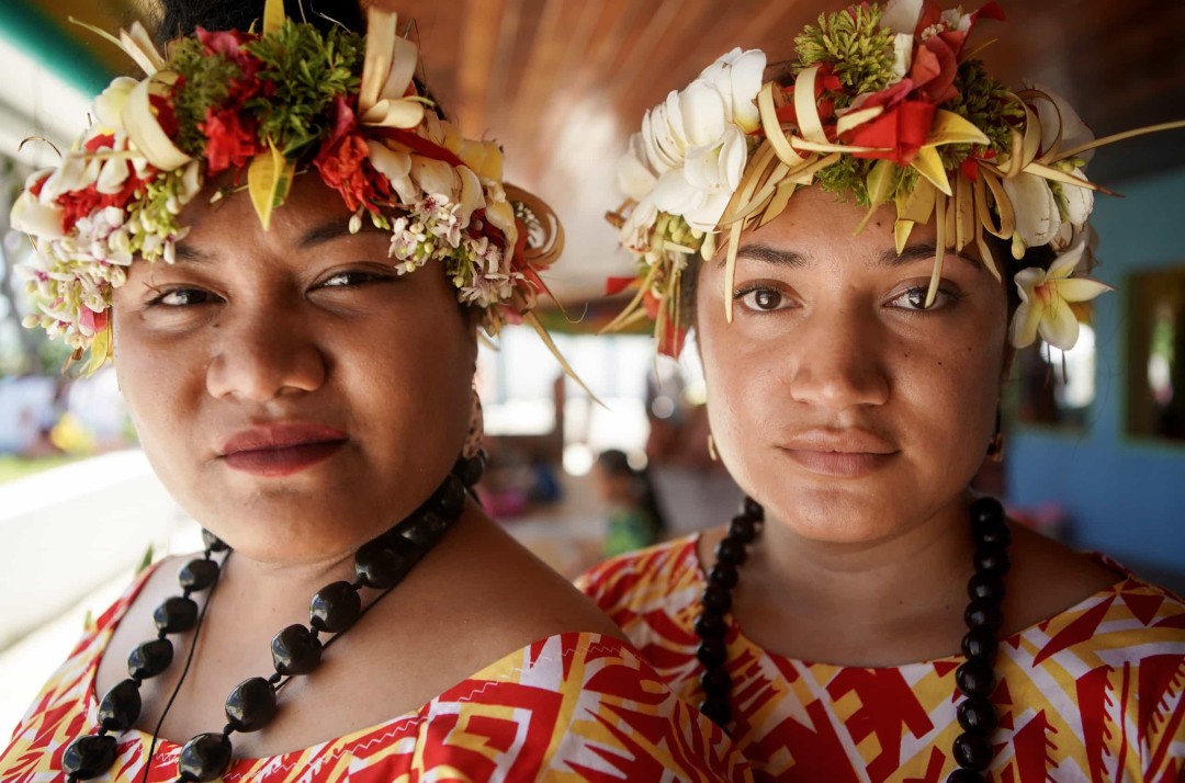Người Tuvalu sử dụng tiếng Tuvaluan (có quan hệ họ hàng gần với tiếng Samoa) làm ngôn ngữ mẹ đẻ. Tuy nhiên, ngôn ngữ được dạy trong trường học và được sử dụng rộng rãi vẫn là tiếng Anh. Người Tuvalu sử dụng tiếng Tuvaluan (có quan hệ họ hàng gần với tiếng Samoa) làm ngôn ngữ mẹ đẻ. Tuy nhiên, ngôn ngữ được dạy trong trường học và được sử dụng rộng rãi vẫn là tiếng Anh.