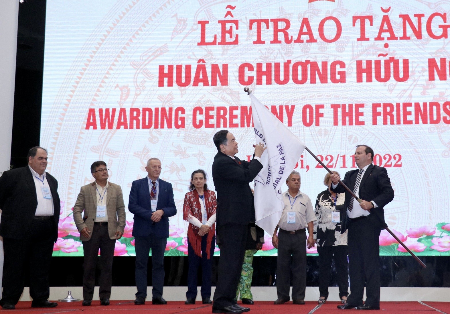 Thay mặt lãnh đạo Đảng, Nhà nước, Ủy viên Bộ Chính trị, Phó Chủ tịch thường trực Quốc hội Trần Thanh Mẫn tặng Huân chương Hữu nghị cho tập thể Hội đồng Hòa bình thế giới (Ảnh: Thu Hà).