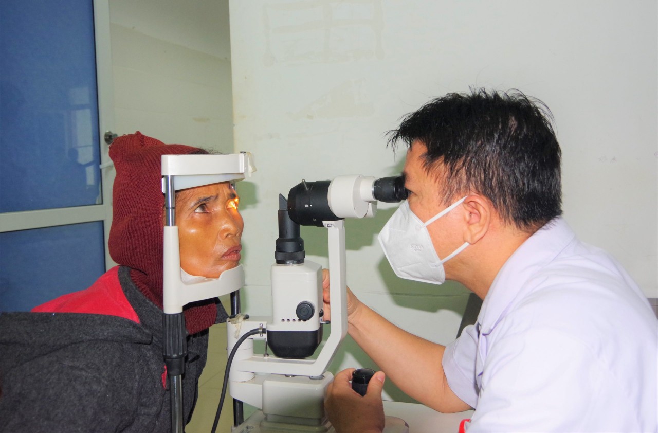 Phẫu thuật đục thủy tinh thể miễn phí cho đồng bào biên giới hai tỉnh Gia Lai và Kon Tum