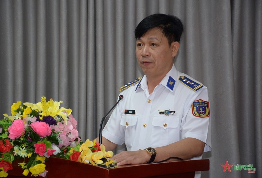 Đại tá Bùi Đại Hải, Phó chính ủy Vùng Cảnh sát biển 2 phát biểu tại buổi gặp mặt. 