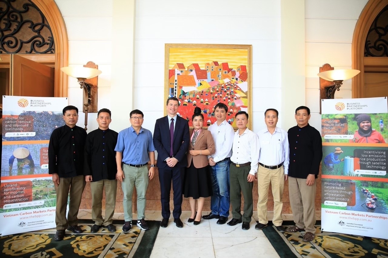 Đại biện lâm thời, Mark Tattersall cùng đại diện từ Trồng cây vùng cao để tạo thu nhập và hấp thụ các-bon.