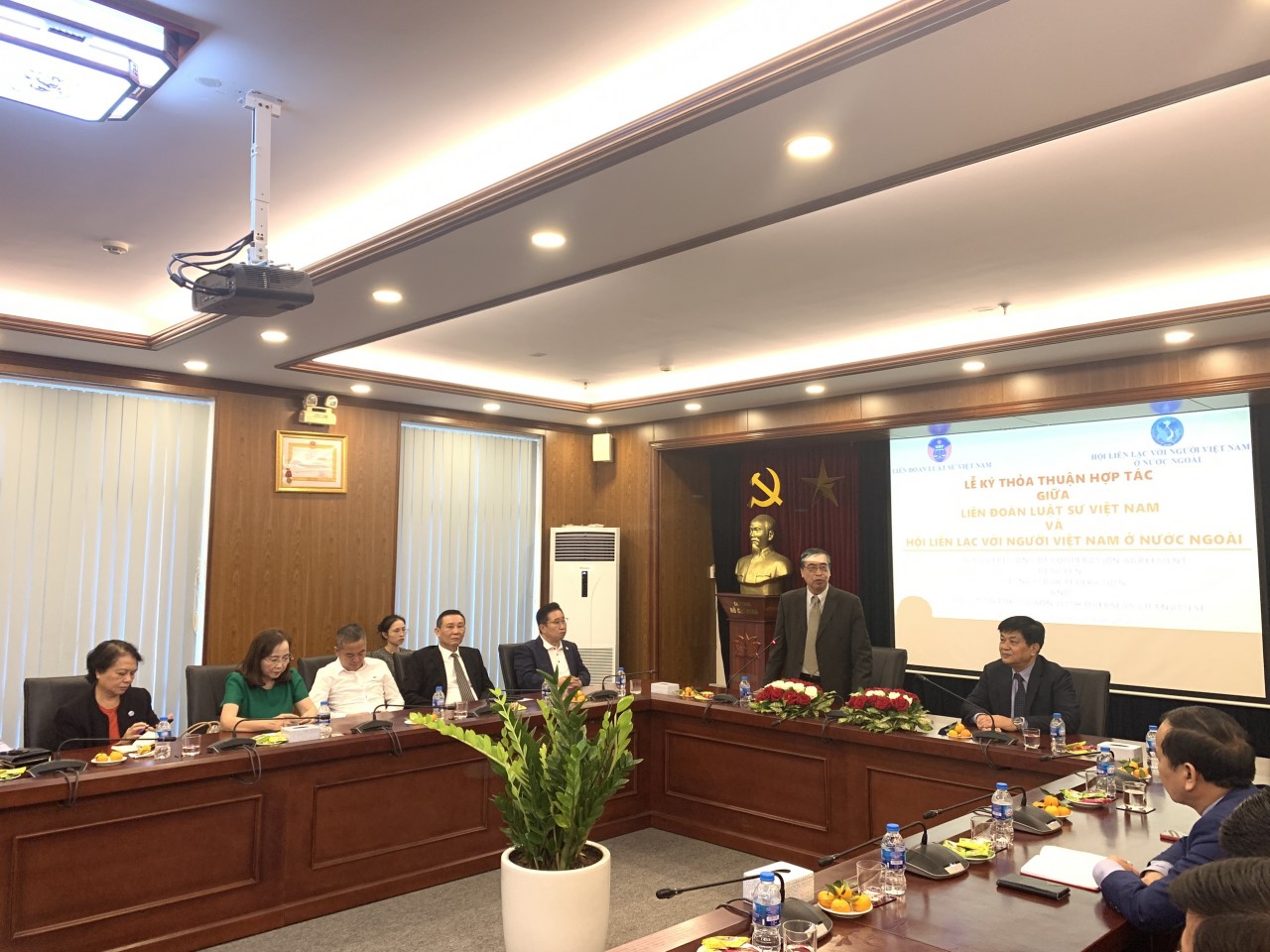 Hợp tác trong công tác hỗ trợ pháp lý cho người Việt Nam ở nước ngoài