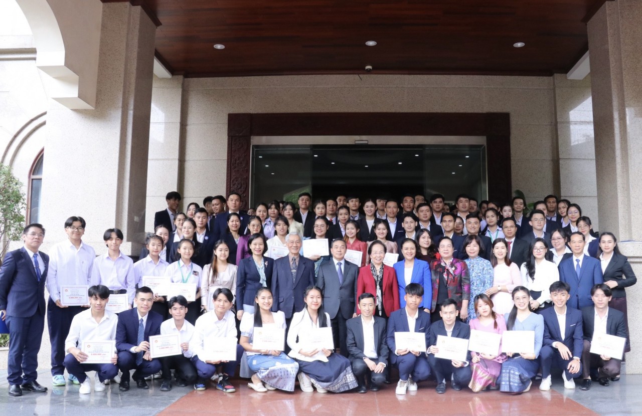 Các đại biểu chụp ảnh kỷ niệm cùng các lưu học sinh Lào (Ảnh: Thu Hà).