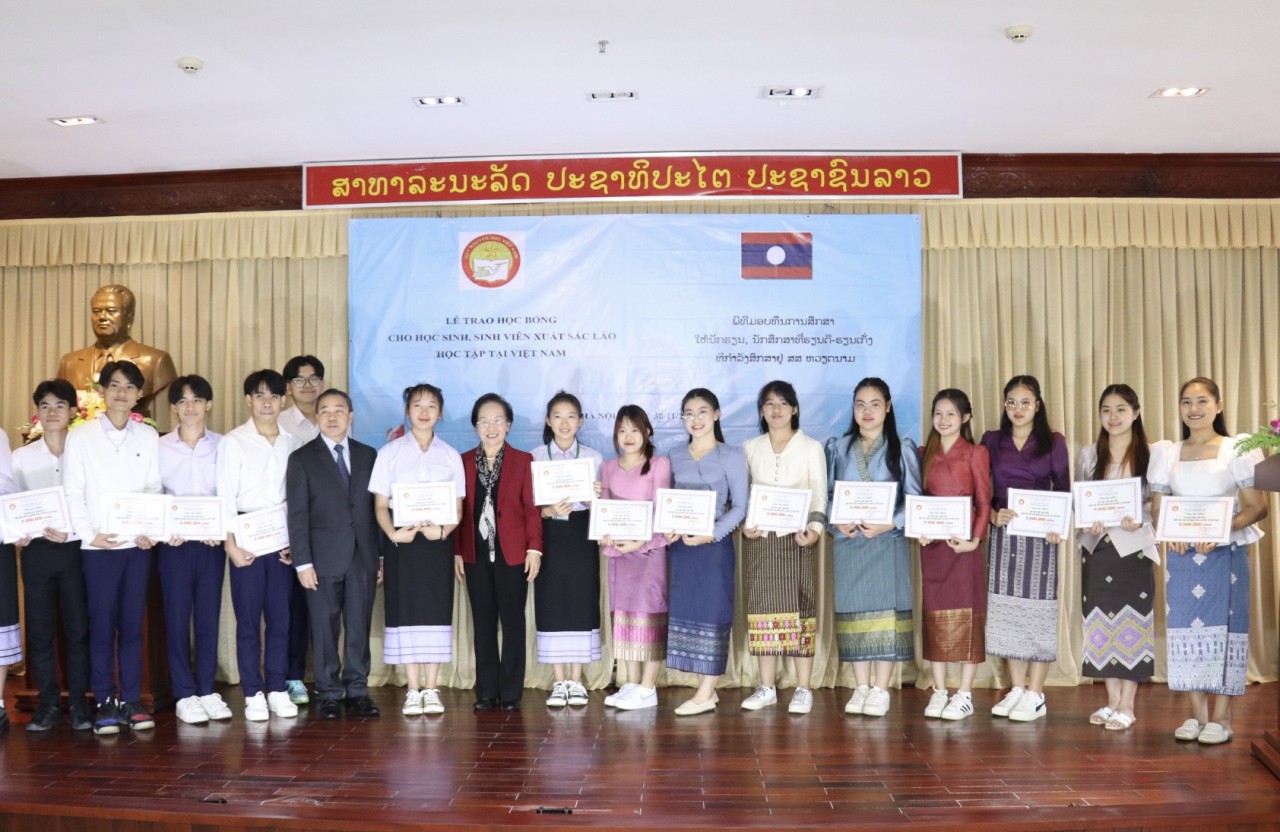 Nguyên Phó Chủ tịch nước, Chủ tịch Hội Khuyến học Việt Nam Nguyễn Thị Doan và Đại sứ Lào tại Việt Nam Sengphet Houngboungnuang trao học bổng cho các em học sinh, sinh viên Lào đang học tập tại Việt Nam.