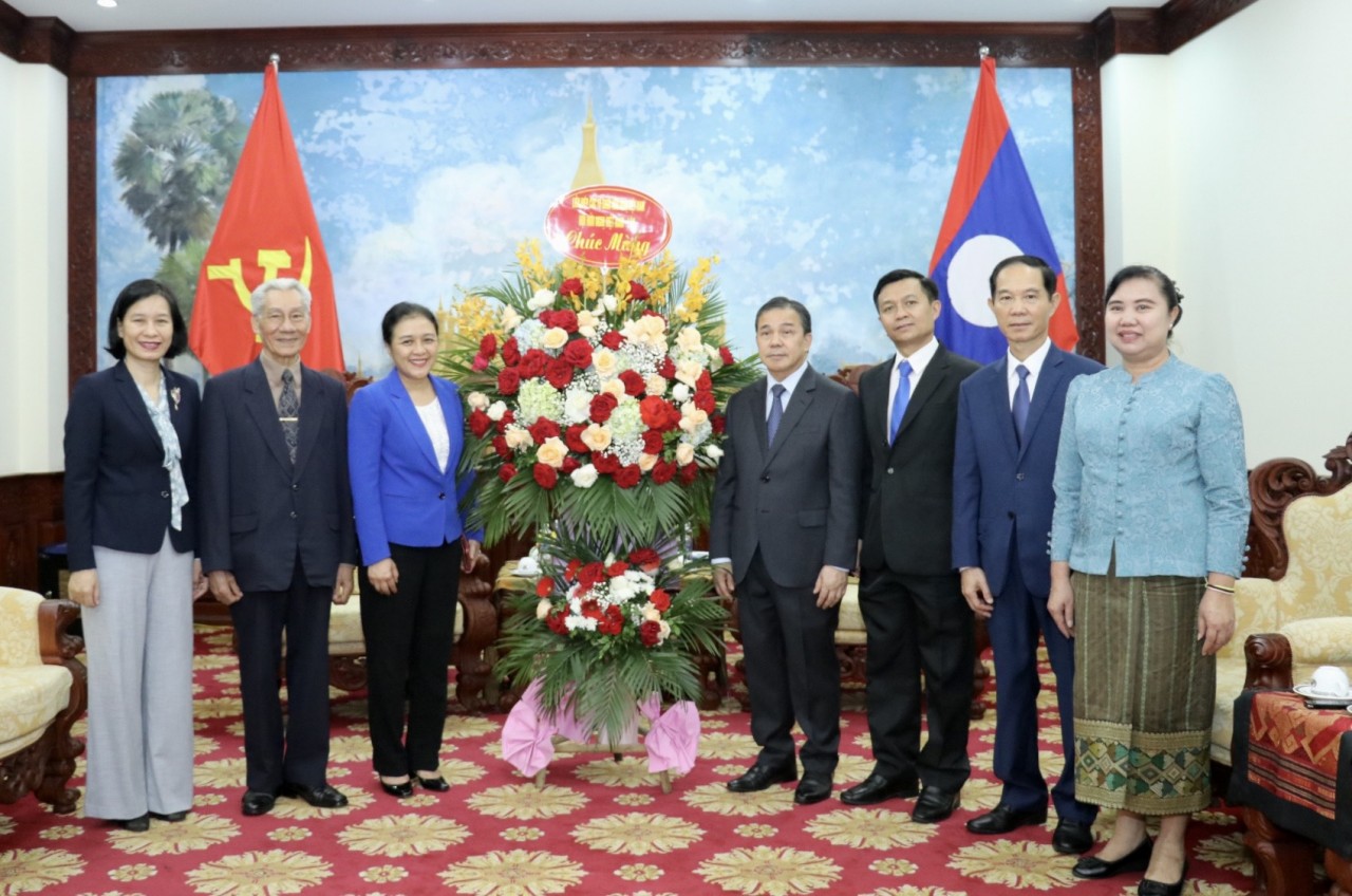 Chủ tịch Liên hiệp các tổ chức hữu nghị Việt Nam Nguyễn Phương Nga tặng hoa chúc mừng húc mừng Đại sứ đặc mệnh toàn quyền CHDCND Lào tại Việt Nam Sengphet Houngboungnuang và cán bộ, nhân viên Đại sứ quán