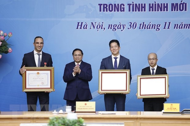 Thủ tướng Phạm Minh Chính trao Huy chương Hữu nghị của Chủ tịch nước cho ông John Paul Pullicino Said Anthony, nguyên Tổng giám đốc Công ty TNHH Pfizer Việt Nam và Bằng khen của Thủ tướng cho cá nhân ông Darrell Oh, Tổng giám đốc Công ty TNHH Pfizer Việt Nam và tập thể Công ty TNHH AstraZeneca Việt Nam (Ảnh: Dương Giang/TTXVN).