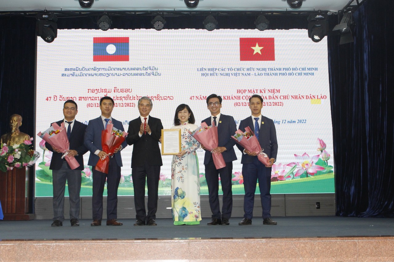  Trao quyết định thành lập Chi hội Hữu nghị Việt Nam - Lào tại trường Đại học Nguyễn Tất Thành (Ảnh: HUFO).