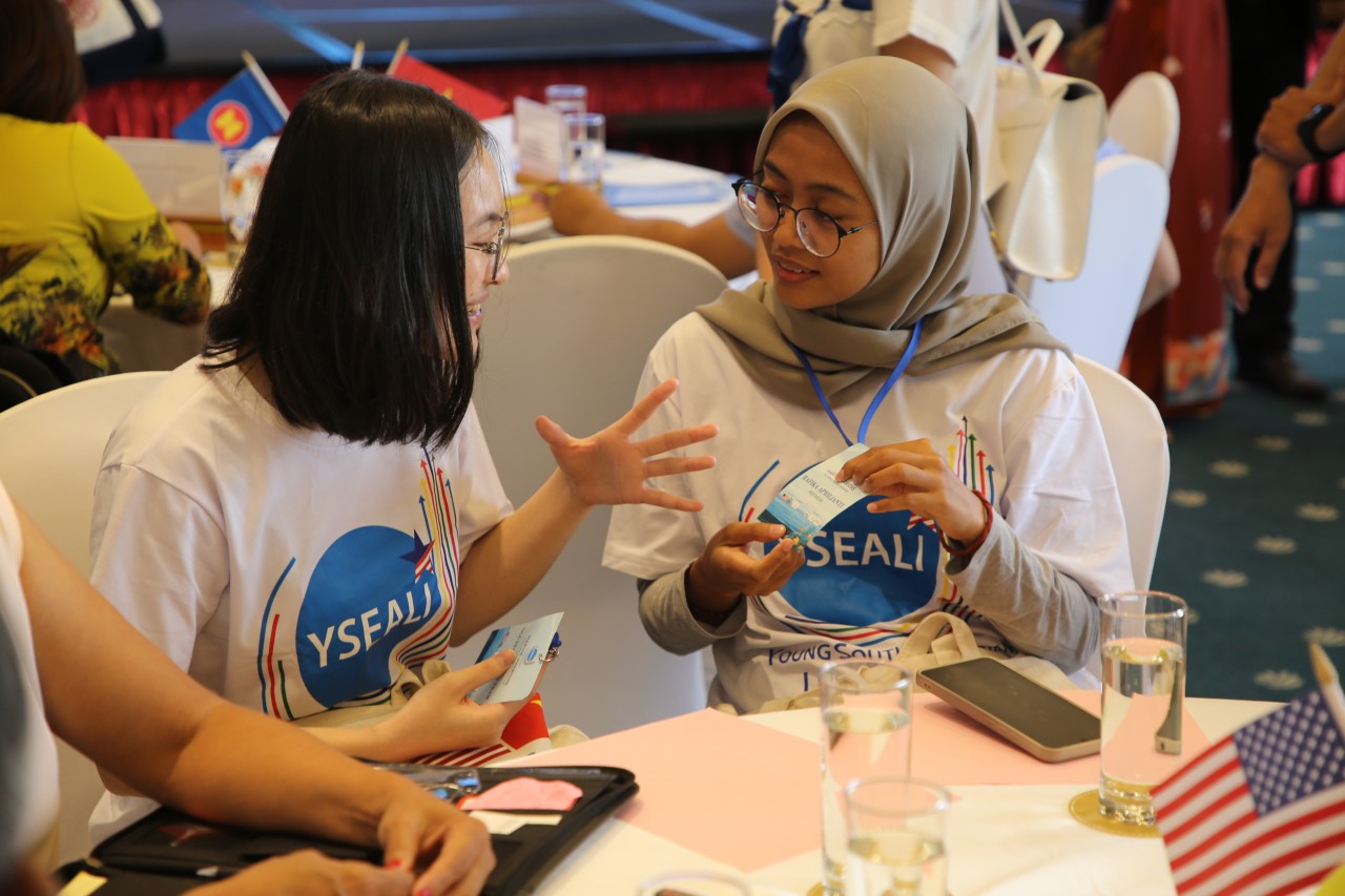 Các bạn thanh niên khối ASEAN bàn về vấn đề môi trường ở nước mình.