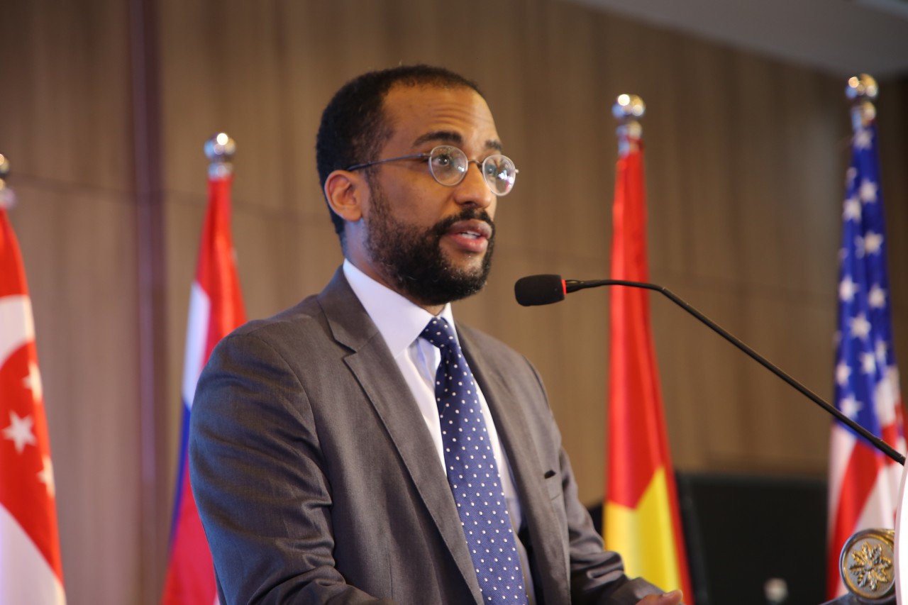 Đại sứ Hoa Kỳ tại ASEAN Yohannes Abraham phát biểu khai mạc Hội thảo. 