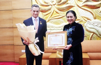Đại sứ Chile được tặng Kỷ niệm chương “Vì hòa bình, hữu nghị giữa các dân tộc”