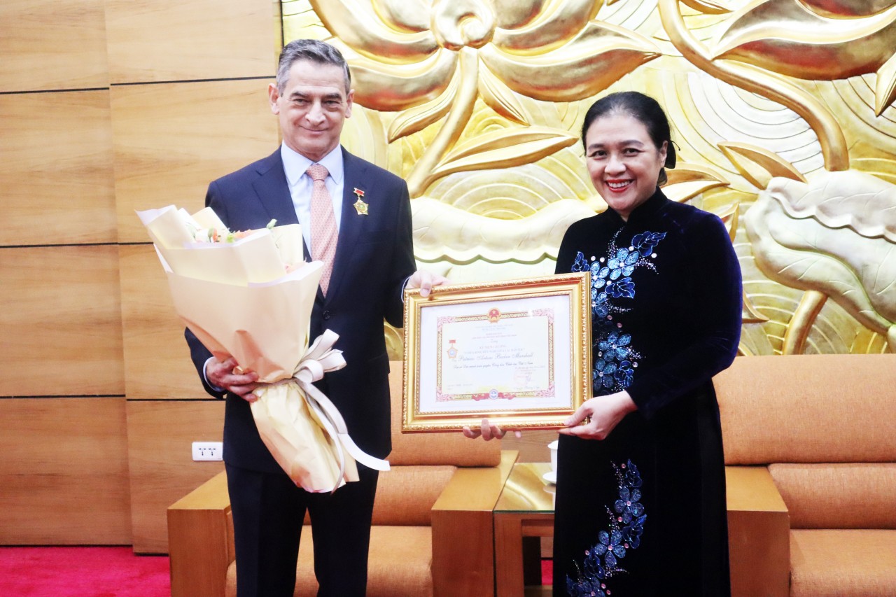 Đại sứ Chile được tặng Kỷ niệm chương “Vì hòa bình, hữu nghị giữa các dân tộc”